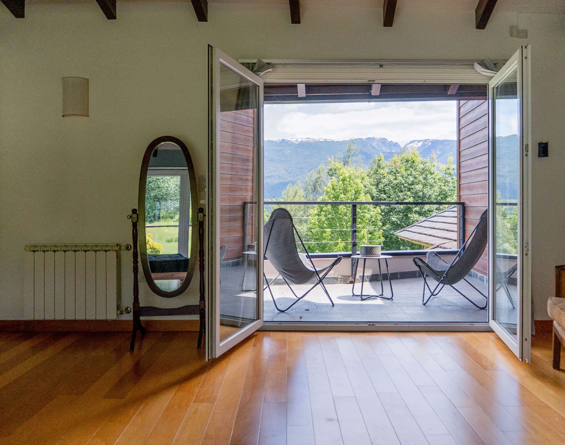 Balcón privado de la Habitación Deluxe con vista a la montaña en La Aguada Suite, El Bolsón Balcón privado de la Habitación Deluxe con vista a la montaña en La Aguada Suite, El Bolsón