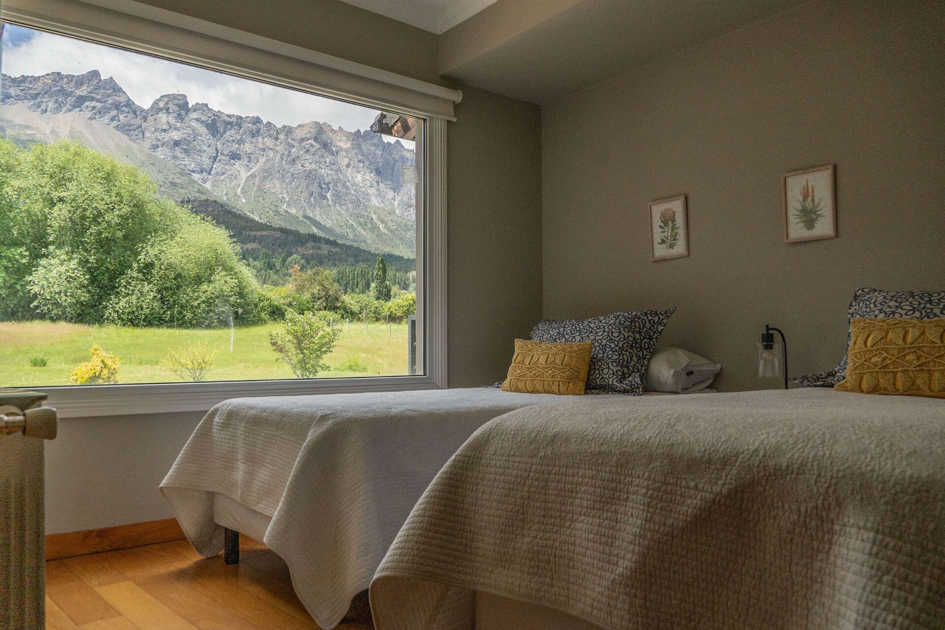 Dormitorio con dos camas individuales y vista a la cordillera en La Aguada Suite, El Bolsón Dormitorio con dos camas individuales y vista a la cordillera en La Aguada Suite, El Bolsón