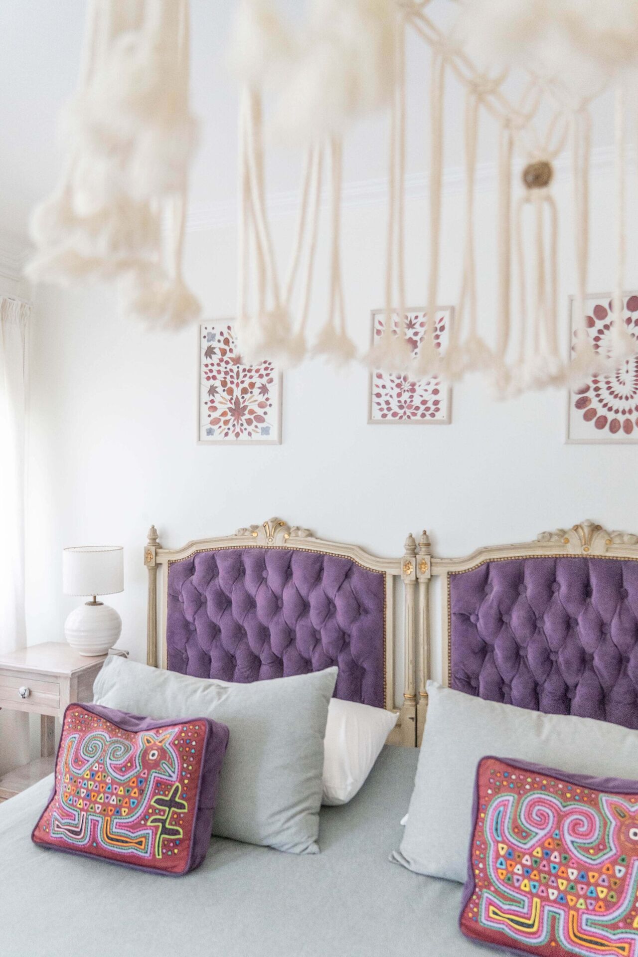 Detalle de cabeceros violetas y decoración artesanal en la Habitación Clásica 1 de La Aguada Suite, El Bolsón Detalle de cabeceros violetas y decoración artesanal en la Habitación Clásica 1 de La Aguada Suite, El Bolsón