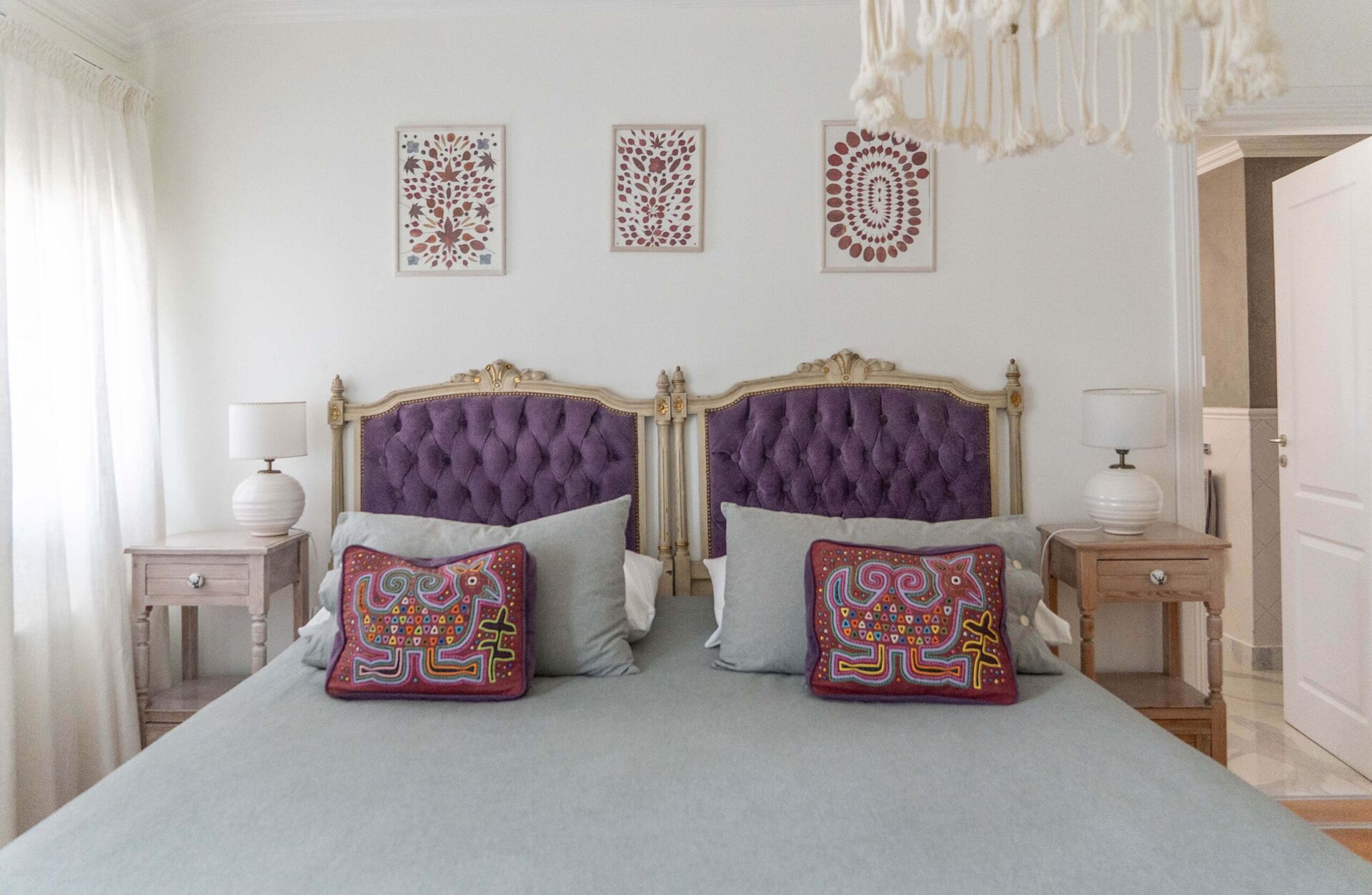 Dormitorio de la Habitación Clásica 1 en La Aguada Suite, El Bolsón, con cama amplia y cabeceros capitoné violetas Dormitorio de la Habitación Clásica 1 en La Aguada Suite, El Bolsón, con cama amplia y cabeceros capitoné violetas