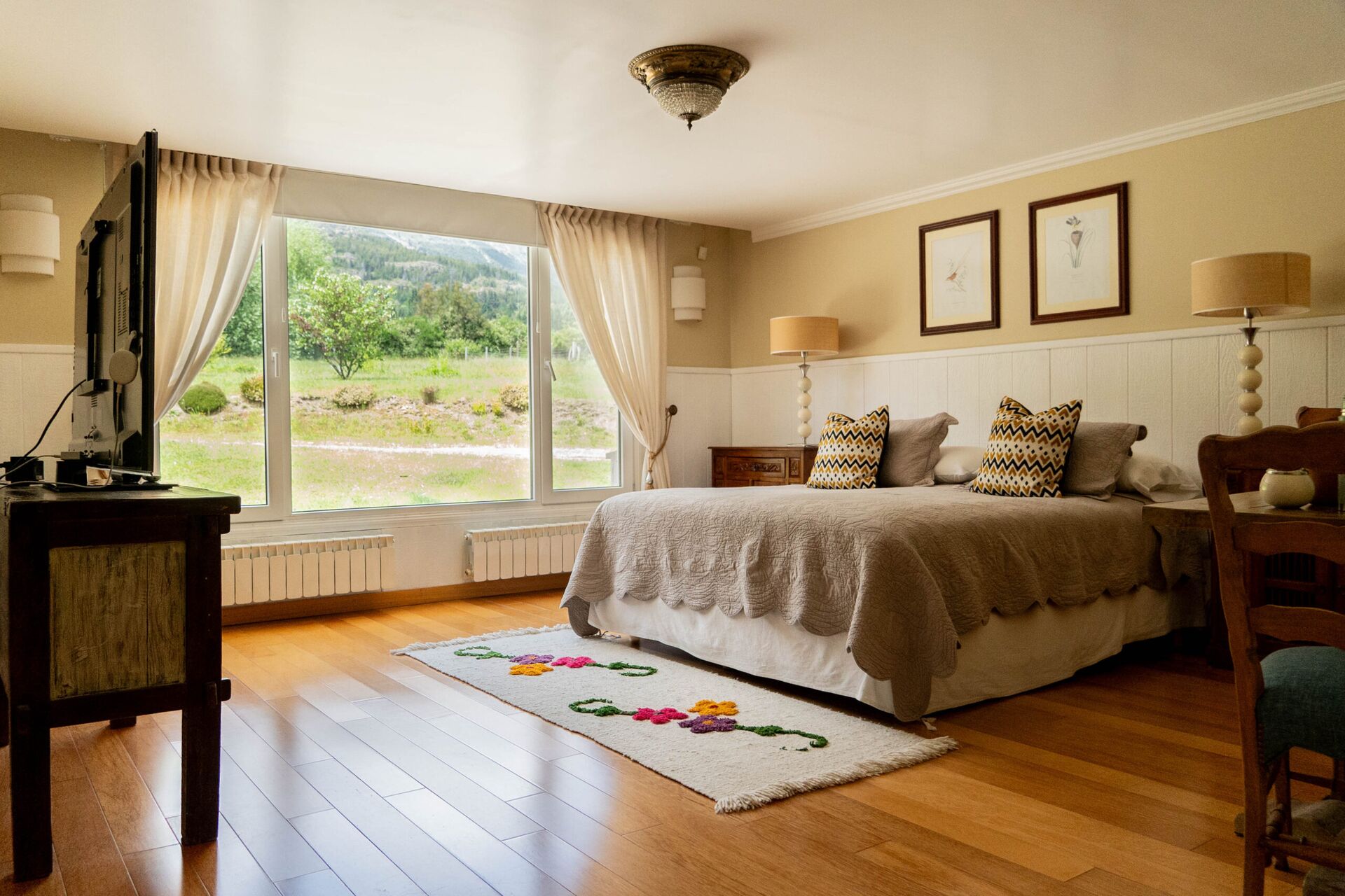 Habitación Deluxe de La Aguada Suite con cama king, TV y ventanal con vista a la montaña, El Bolsón Habitación Deluxe de La Aguada Suite con cama king, TV y ventanal con vista a la montaña, El Bolsón