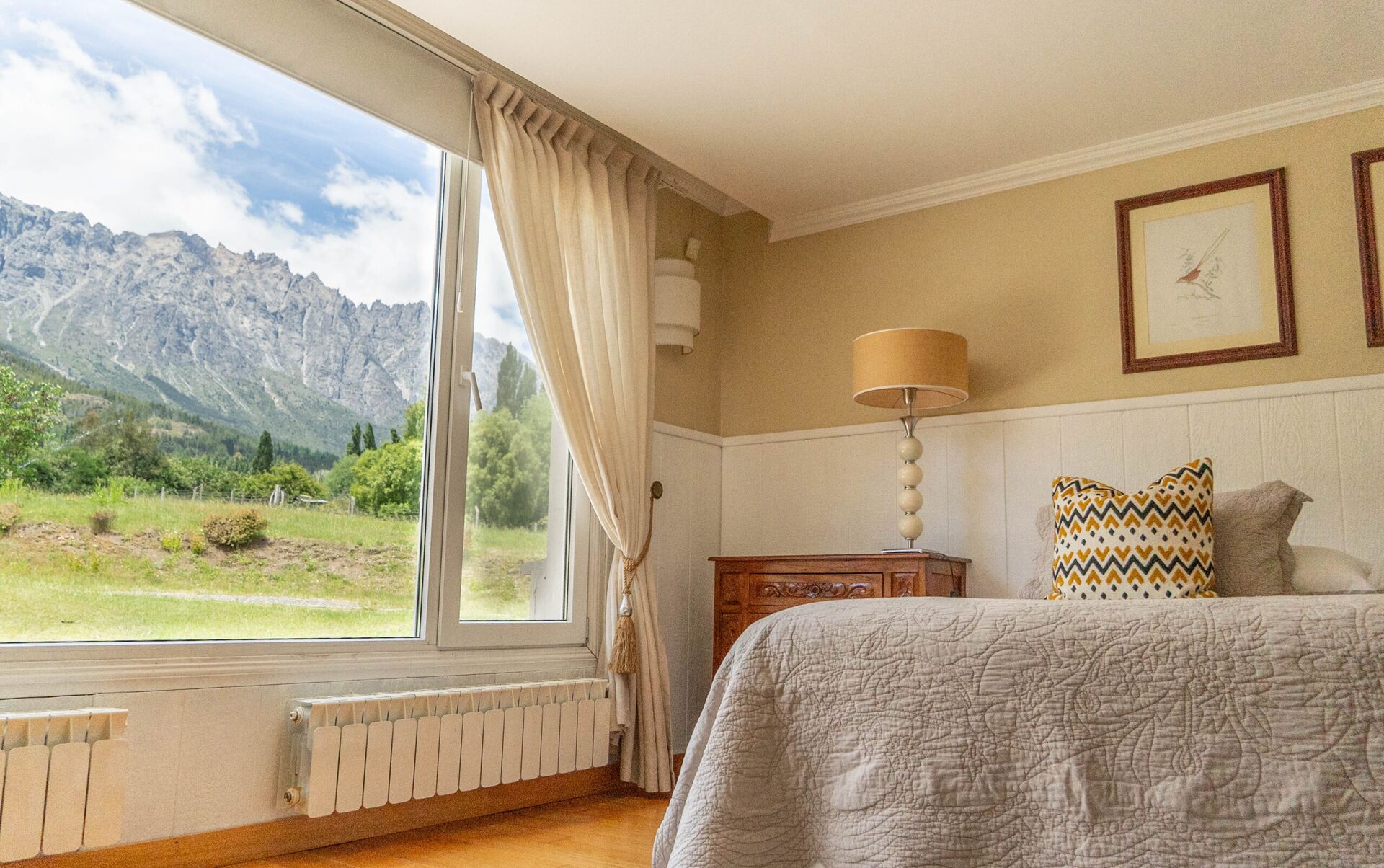 Cama king en Habitación Deluxe con ventanal panorámico y vista a la cordillera, La Aguada Suite El Bolsón Cama king en Habitación Deluxe con ventanal panorámico y vista a la cordillera, La Aguada Suite El Bolsón