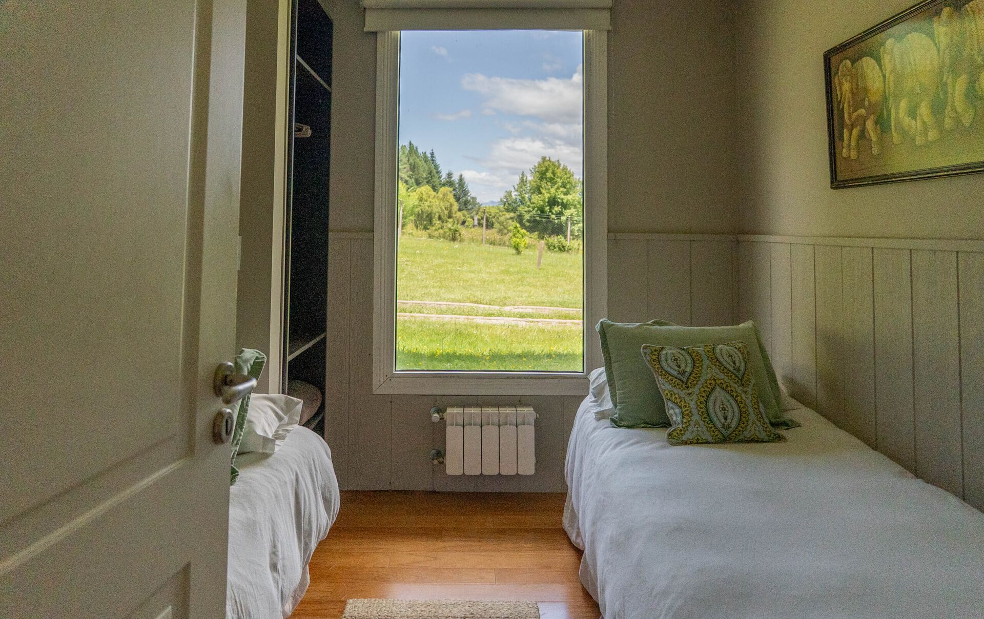 Dormitorio secundario de la Habitación Deluxe con dos camas individuales y vista al jardín, La Aguada Suite El Bolsón Dormitorio secundario de la Habitación Deluxe con dos camas individuales y vista al jardín, La Aguada Suite El Bolsón