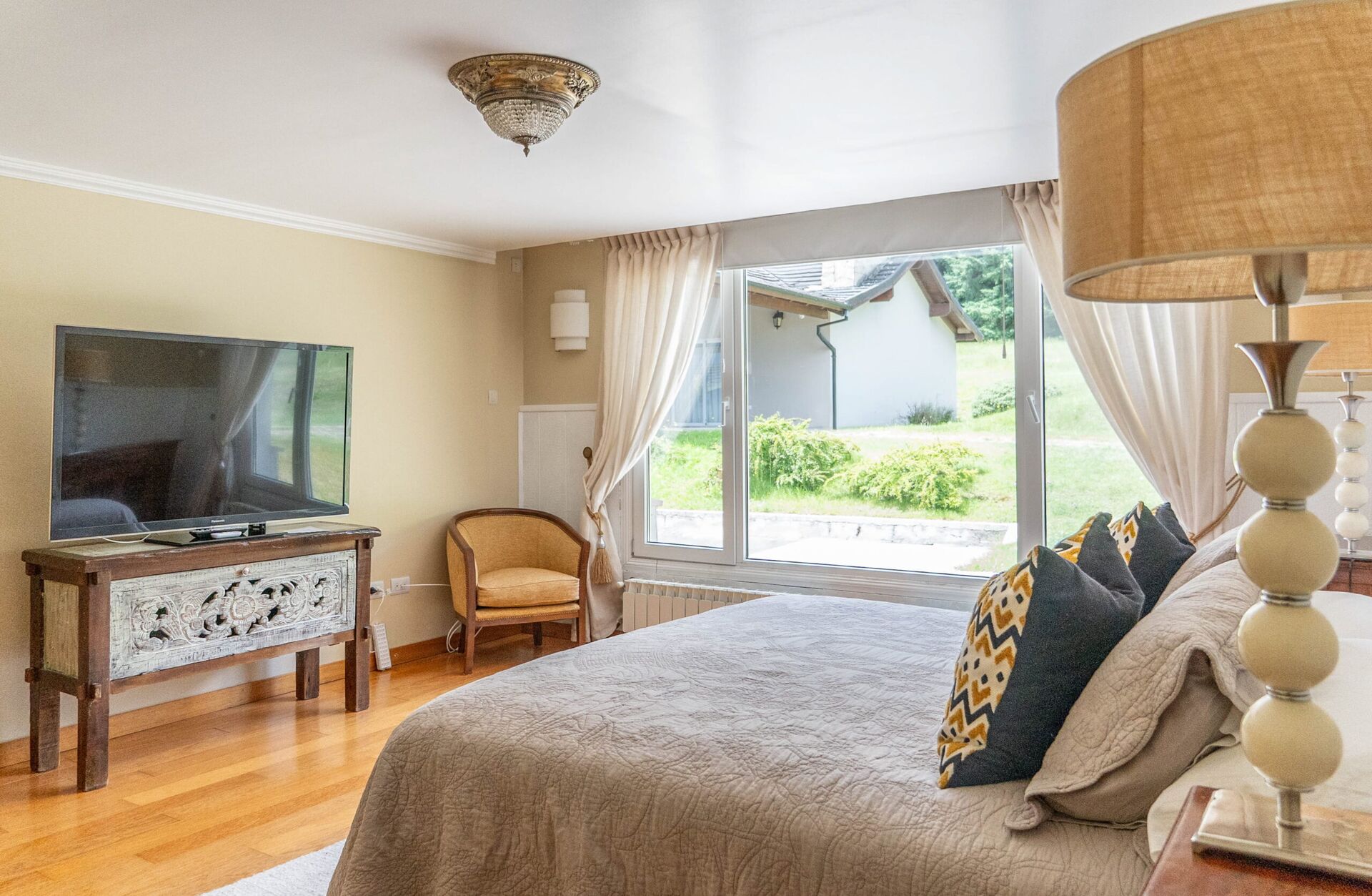 Habitación Deluxe con cama king, TV y ventanal al jardín en La Aguada Suite, El Bolsón Habitación Deluxe con cama king, TV y ventanal al jardín en La Aguada Suite, El Bolsón