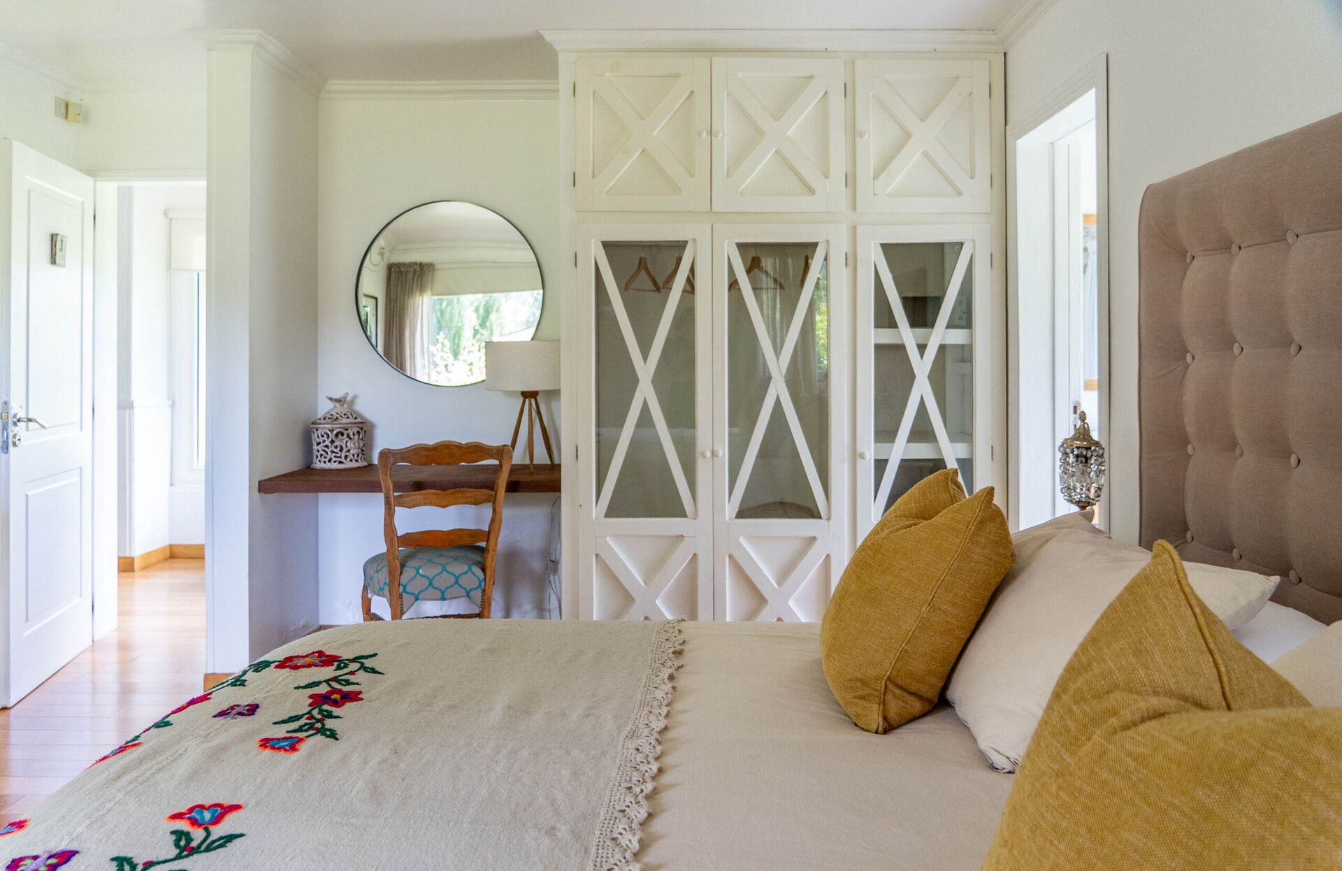 Dormitorio de La Aguada Suite con placard, escritorio y cama amplia, ambiente tranquilo en El Bolsón Dormitorio de La Aguada Suite con placard, escritorio y cama amplia, ambiente tranquilo en El Bolsón