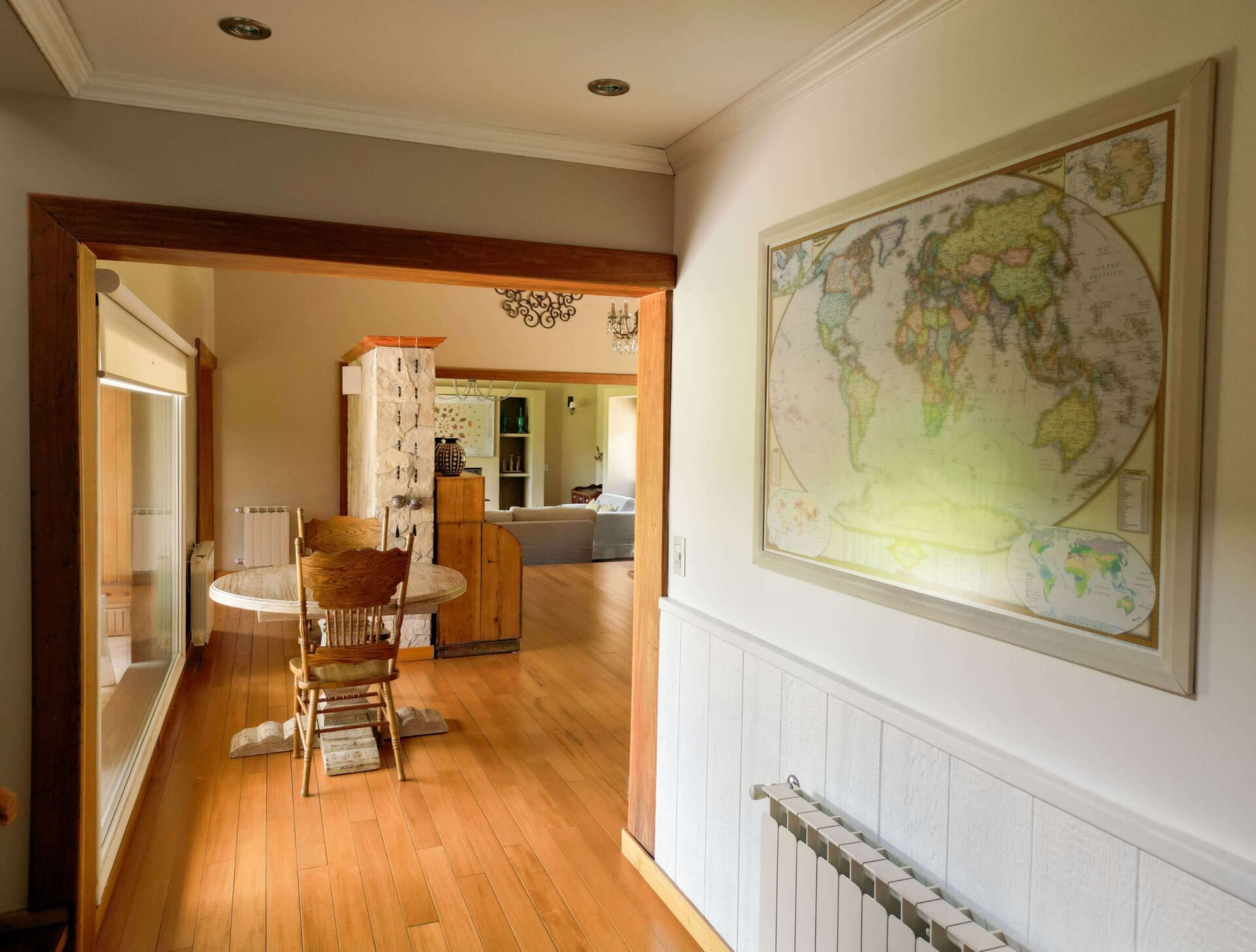 Pasillo interior con piso de madera, marco en madera y decoración mural en La Aguada Suite, El Bolsón, Patagonia. Pasillo interior con piso de madera, marco en madera y decoración mural en La Aguada Suite, El Bolsón, Patagonia.